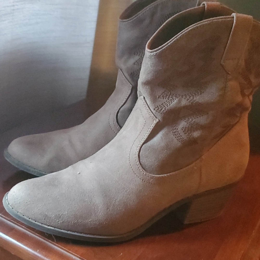 Fergalicious Bootie gray size 9